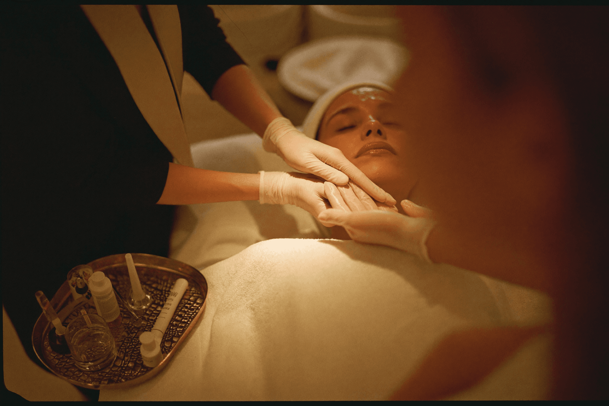 Entrenamiento práctico de estética en Beauty Zensation — mentora guiando a una estudiante