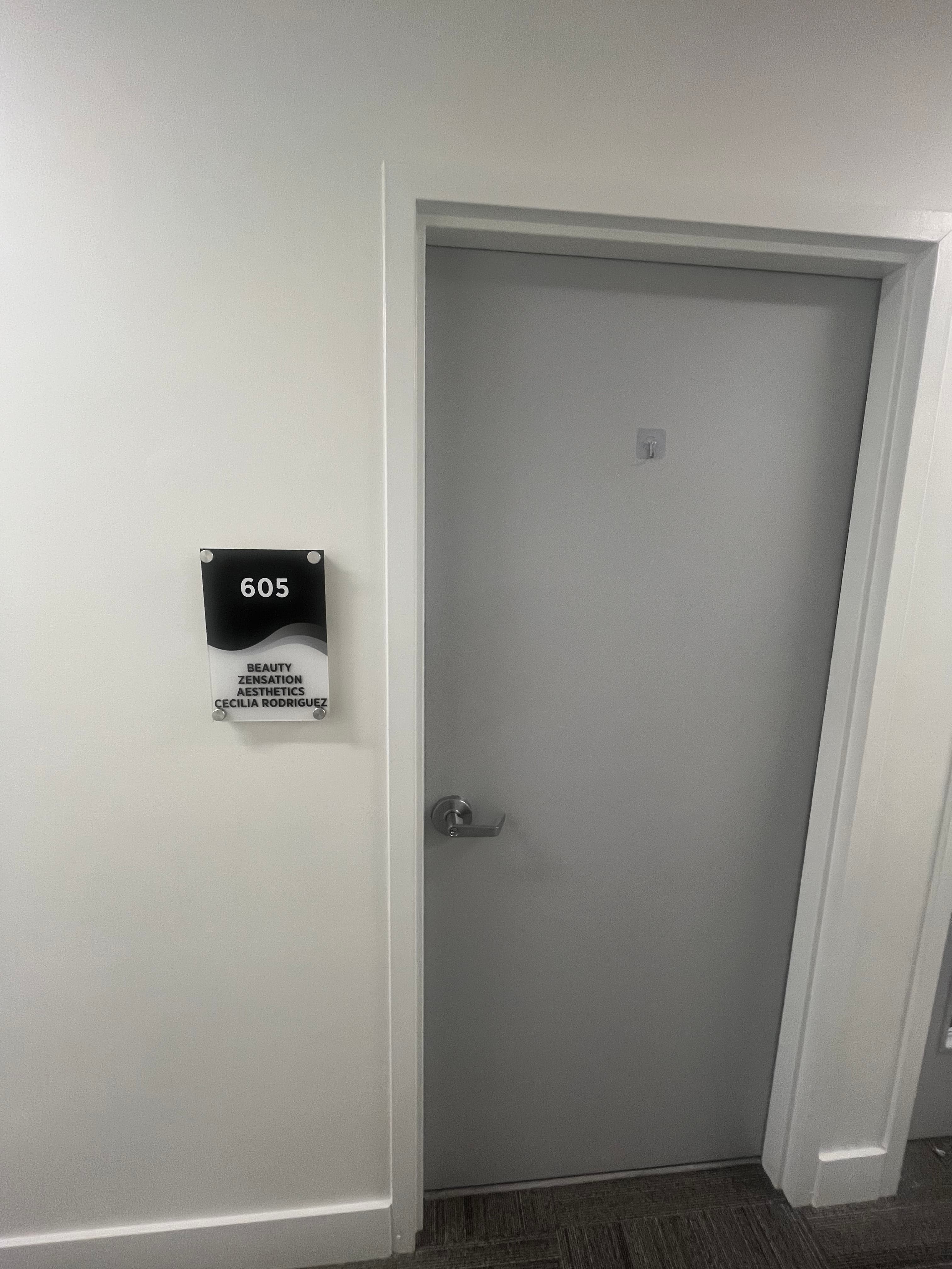 Puerta de la Suite 605 con el letrero Beauty Zensation Aesthetics — Cecilia Rodriguez