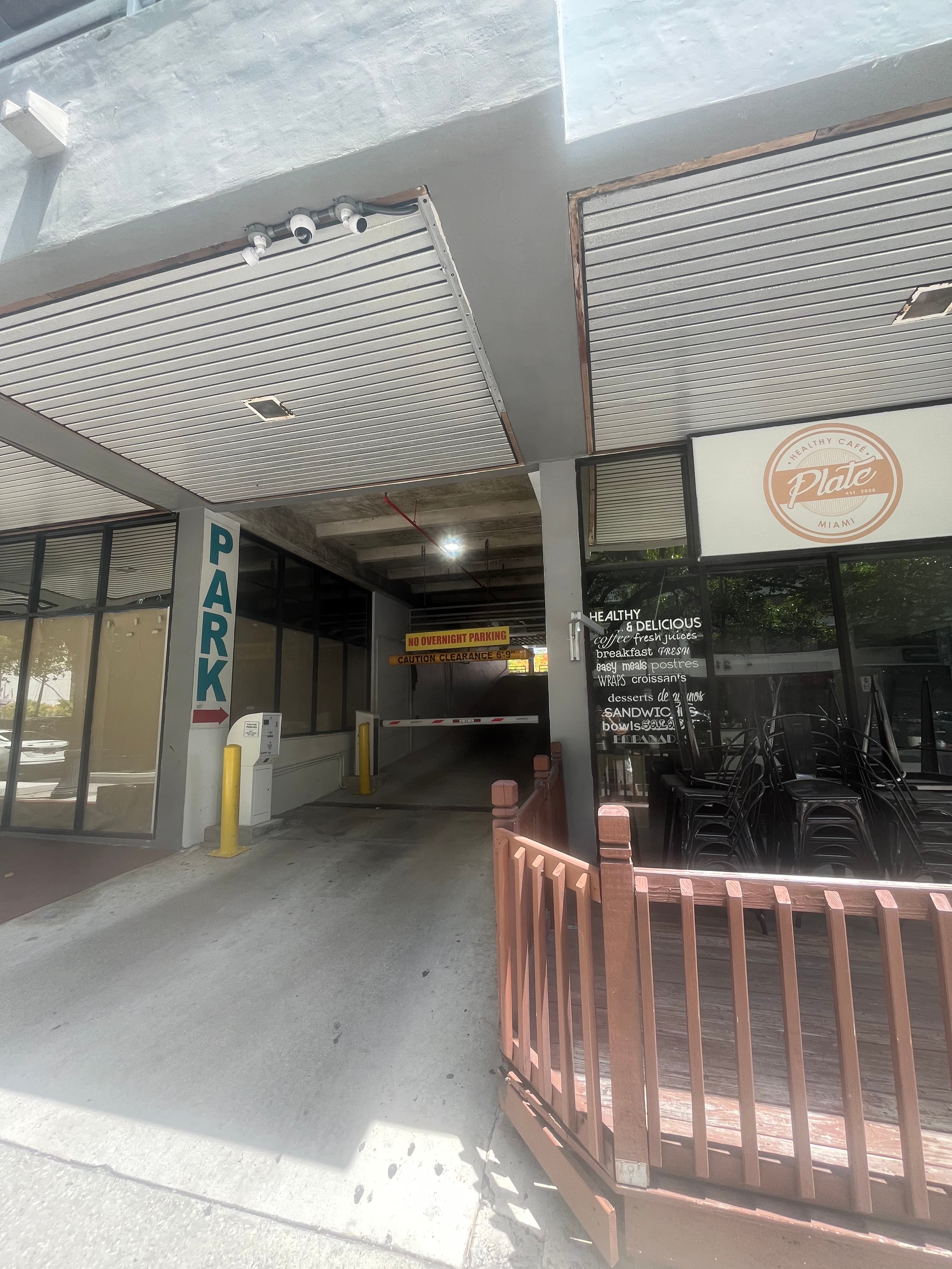 Entrada del garaje de parqueo con altura máxima de 6 pies 9 pulgadas en el edificio The AXIS