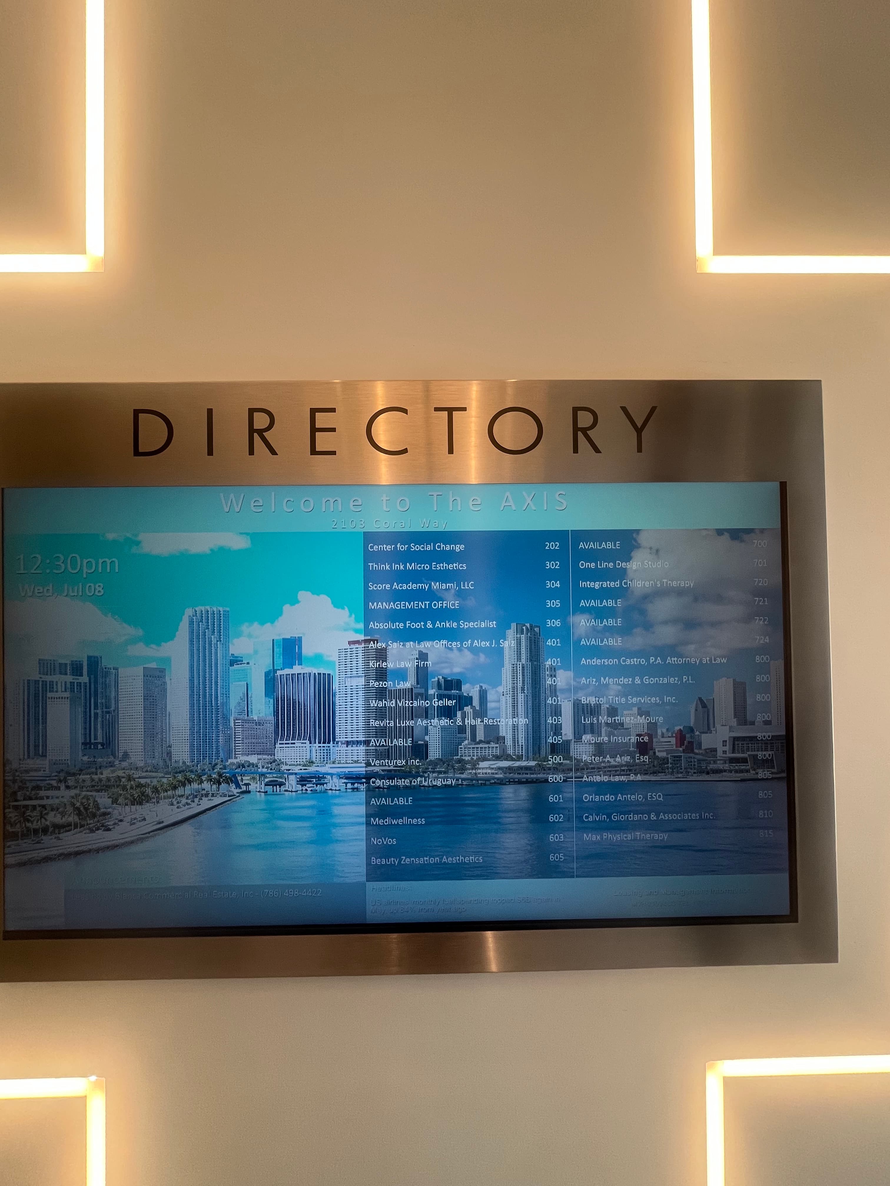 Pantalla del directorio del edificio The AXIS con Beauty Zensation Aesthetics, Suite 605