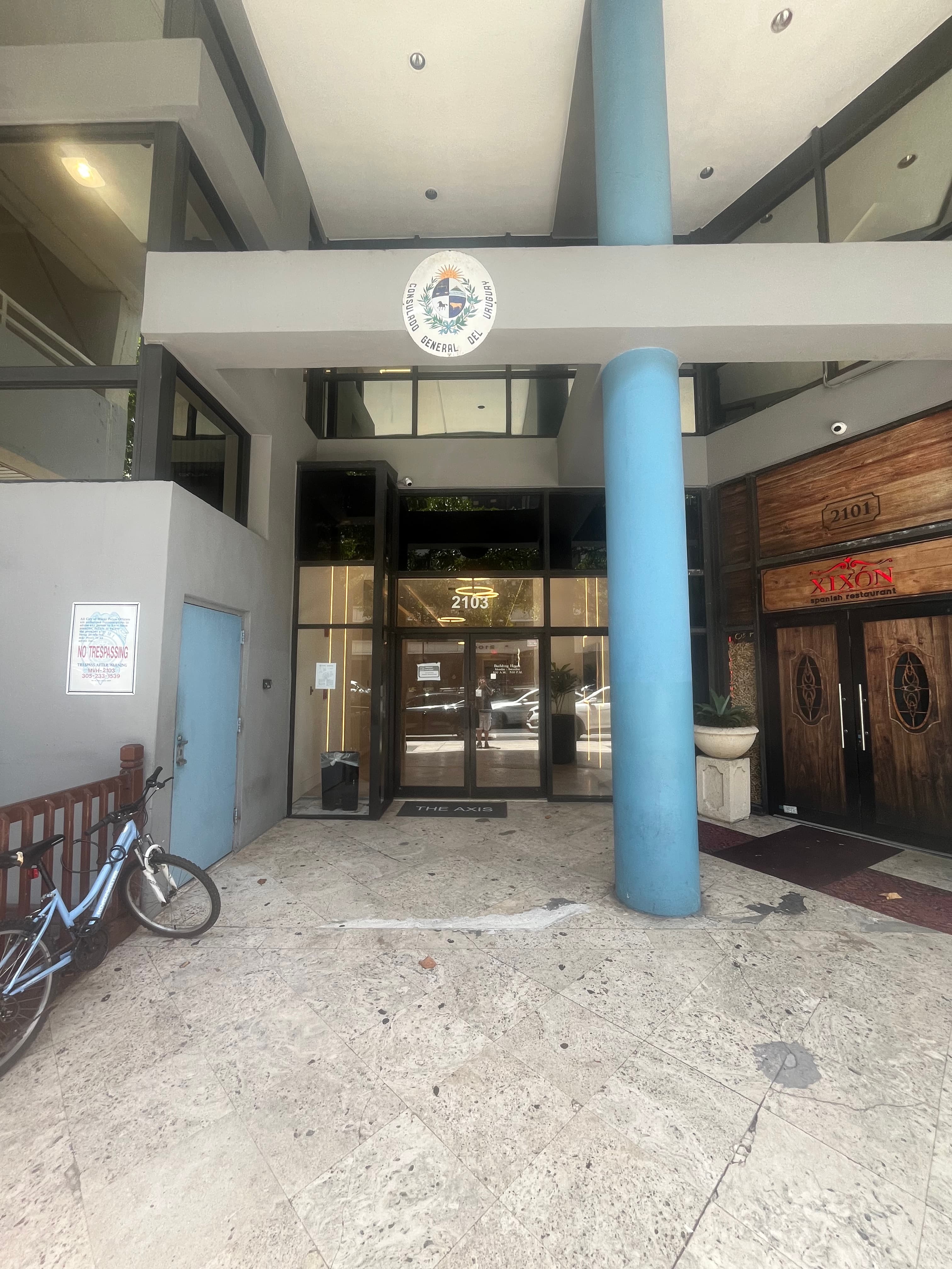 La entrada del edificio The AXIS en 2103 Coral Way, Miami