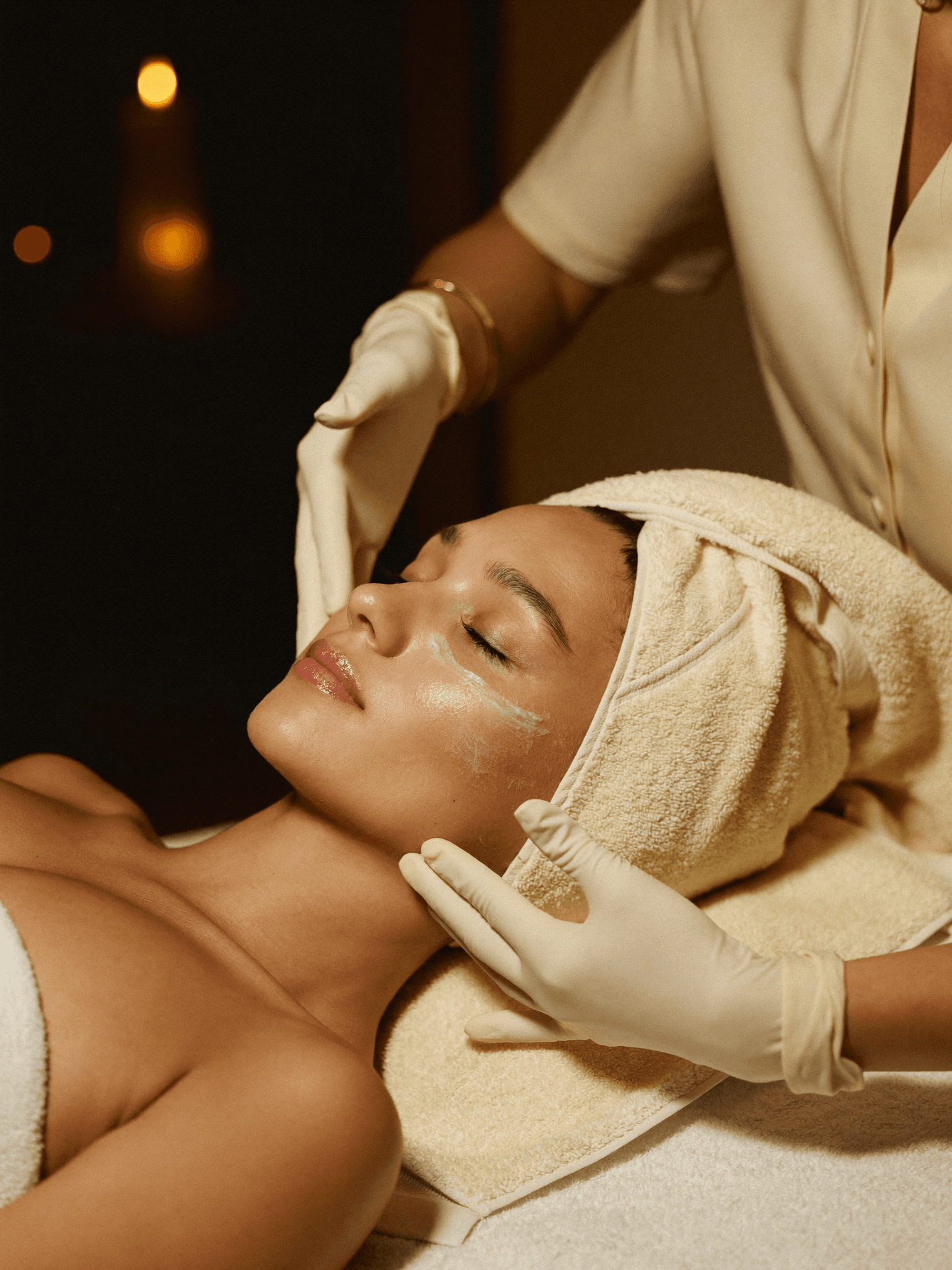 Facial de lujo en un med spa de Miami — clienta serena recibiendo su tratamiento de piel